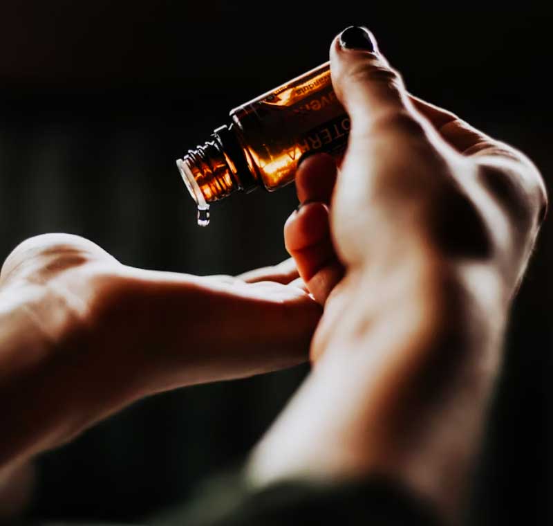 Baş ağrısını en hızlı şekilde dindirecek esansiyel yağlar