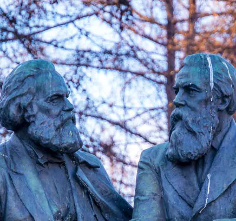 Marx'ın heykeli ve Marx hakkındaki resimler